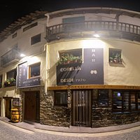 Fachada del bar restaurante Corella por la noche