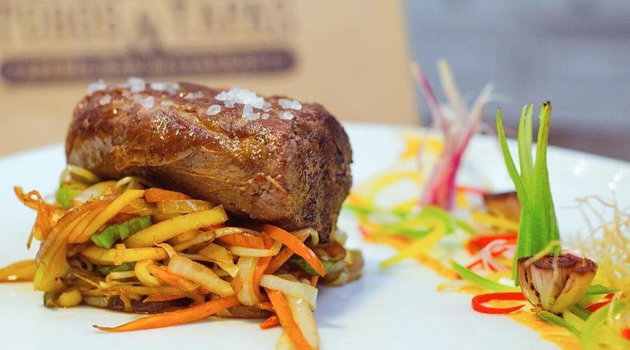Los platos de la cocina española se distinguen por su originalidad, entretejidos de diferentes tradiciones y gustos. Después de todo, España es un país multinacional, y esto marca la gastronomía ibérica.