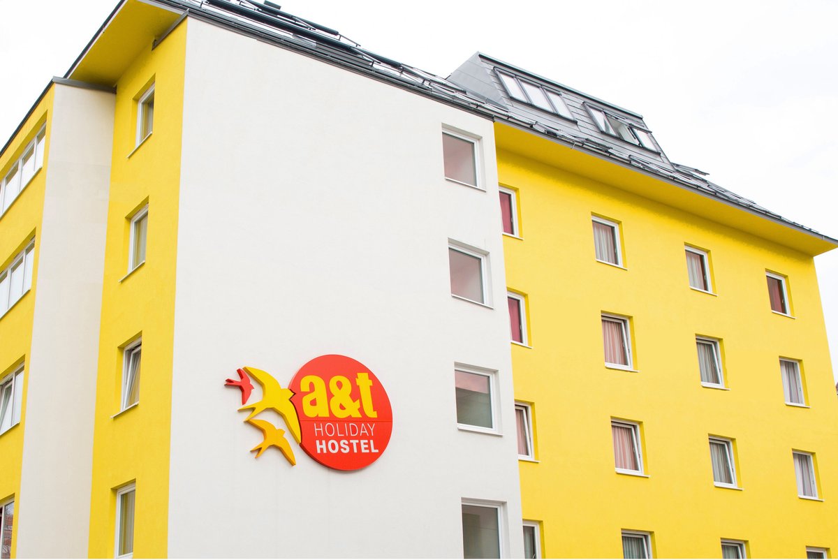 T holiday. Холидей хостел. Holiday Hostel. Вена хостелы