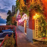 Gelateria sulla passerella di Varenna