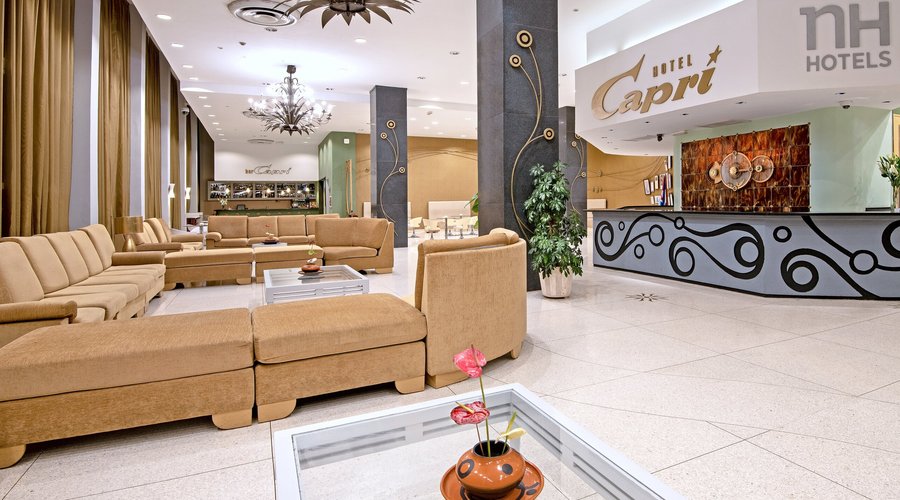 Lobby y Recepción del Hotel con el Lobby Bar al fondo