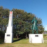 ユカルの塔とシャクシャイン像