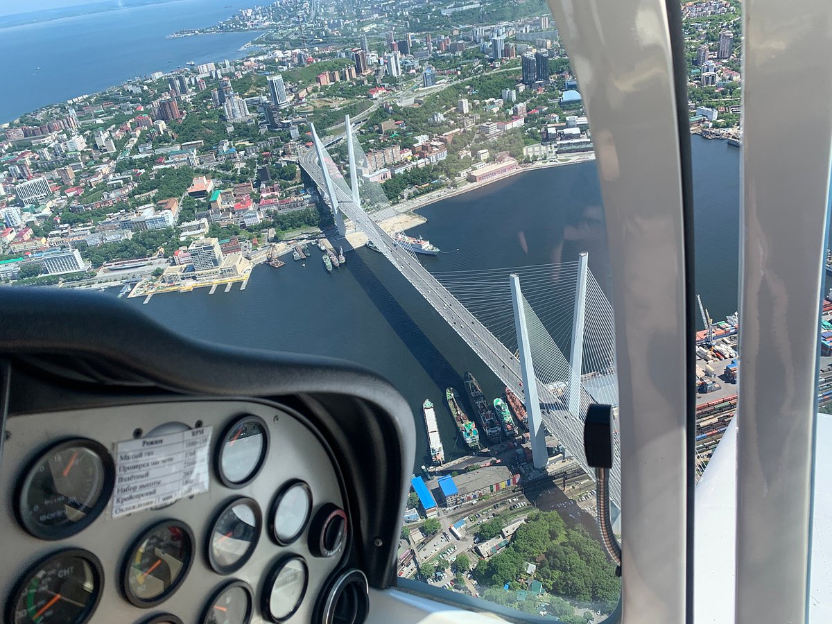 Полет на самолете владивосток. Вид Владивостока из самолёта. Владивосток вид с самолета. Полет над Владивостоком. Вид через панорамное окно на бухту золотой Рог.