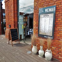 Restauracja z wieloma tradycjami, w której serwowane są dania Łódzkich Żydów. Tradycyjne przepisy kuchni żydowskiej ze współczesnymi smakami Izraela.