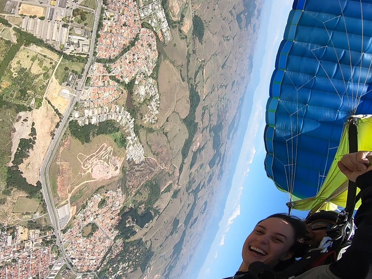 Vídeo: Homem cai de paraquedas em ponto turístico do Rio de Janeiro