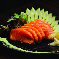 Sashimi de salmão.