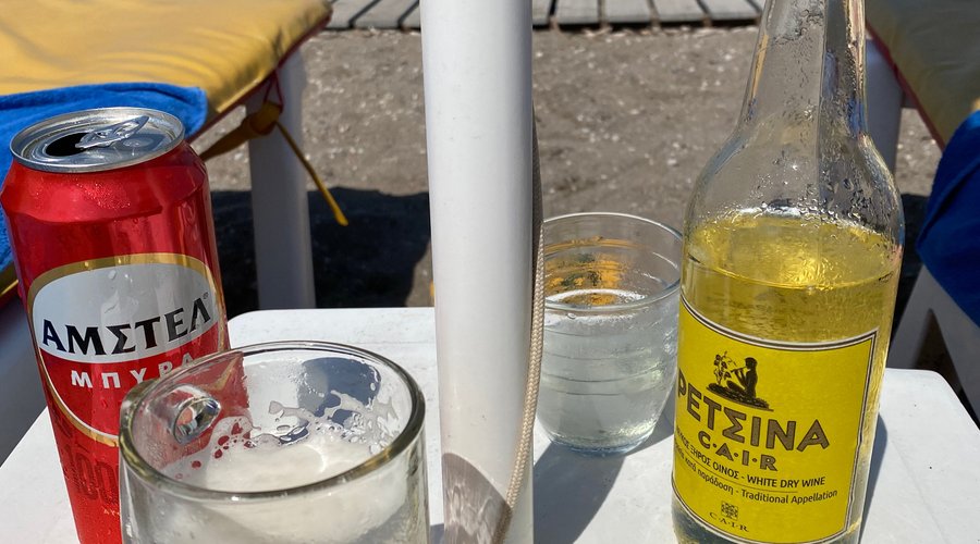 ледяные пиво и рецина из бара, которыми можно наслаждаться на пляже из стеклянной посуды