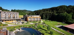 Familotel Schreinerhof in Schoenberg, image may contain: Hotel, Resort, Scenery, Neighborhood