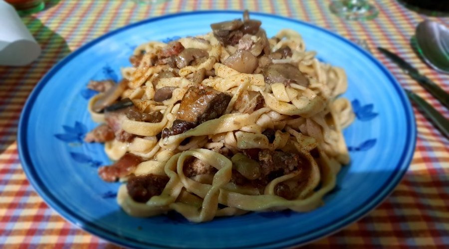 Champignons et saucisse fraîche