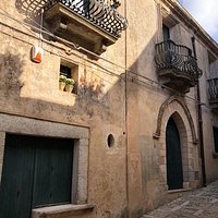 La facciata vista dalla strada Vittorio Emanuele ....