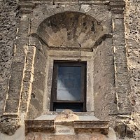 La nicchia finemente decorata posta sulla facciata principale sopra il Portone d’ingresso ....