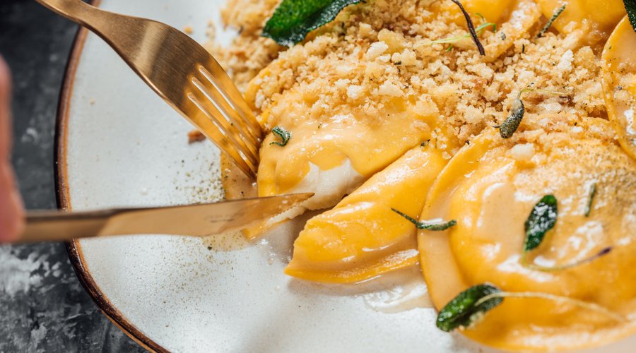 PRATO PRINCIPAL | Ravioli de fior di latte, manteiga de sálvia e pangratatto. Opção vegetariana (contém leite)