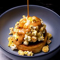 Te presentamos uno de nuestros nuevos postres, el increíble Pastel de Elote 🌽. Prueba la combinación de texturas y sabores creada por unas deliciosas Palomitas de Caramelo, un esponjoso Pan de Elote, Helado de Vainilla 🍨 y el toque de una dulce Salsa de Caramelo. Te esperamos para disfrutar grandes momentos con nuestra repostería.🤩#PorqueSomosPrime.