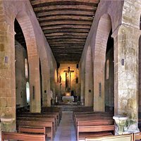 Une église sans clocher et sans croix, une église "fortement fortifiée". Elle a traversé trois conflits et y a survécu : la guerre de cent ans, les guerres de religions, et la fronde qui vit s'opposer vers 1652-1653 les villes de Sarlat à celles de périgueux et Bergerac.
