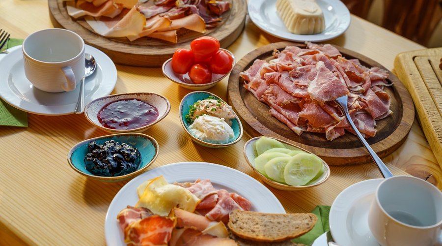 Unser Slow Food Travel Frühstück erleben. Mit selbstgemachten und regionalen Produkten im Alpenhotel Wanderniki