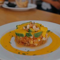 Tartar de gambas con salsa de mango