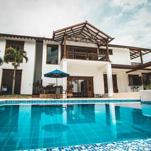 Guadalito es una hermosa villa equipada con todos los detalles para brindarle lo mejor de la cultura cafetera del eje colombiano. Contamos con piscina, jacuzzi y baño turco para garantizar que construyas un recuerdo para toda la vida.

Disfruta de hermosos atardeceres y una vista increíble a nuestro Guadual, contamos con 8 habitaciones remodeladas que tienen capacidad para 16 personas en un ambiente familiar, privado y rodeado de la flora y fauna autóctona del Eje Cafetero.
