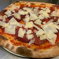 La pizza Punta D'Anca: un autentica prelibatezza che unisce due tipici ingredienti di alta gamma: Bresaola punta d'Anca con aggiunta di scaglie di Grana Padano Latteria Soresina...un incrocio di sapori non casuale.