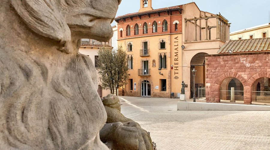 Detall del lleó i façana de Thermalia