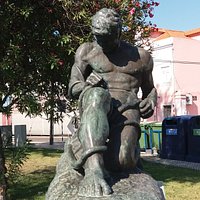 Estátua Homenagem Ao 25 De Abril