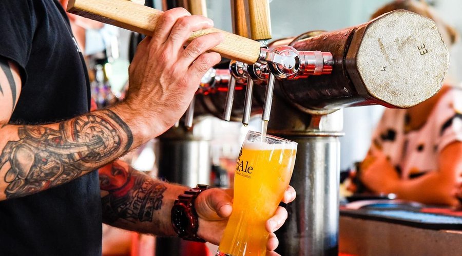 Micro-brasserie : Toute nos bières artisanales en pression, sont brassées par nos soins à saint Martin de Londres. 
