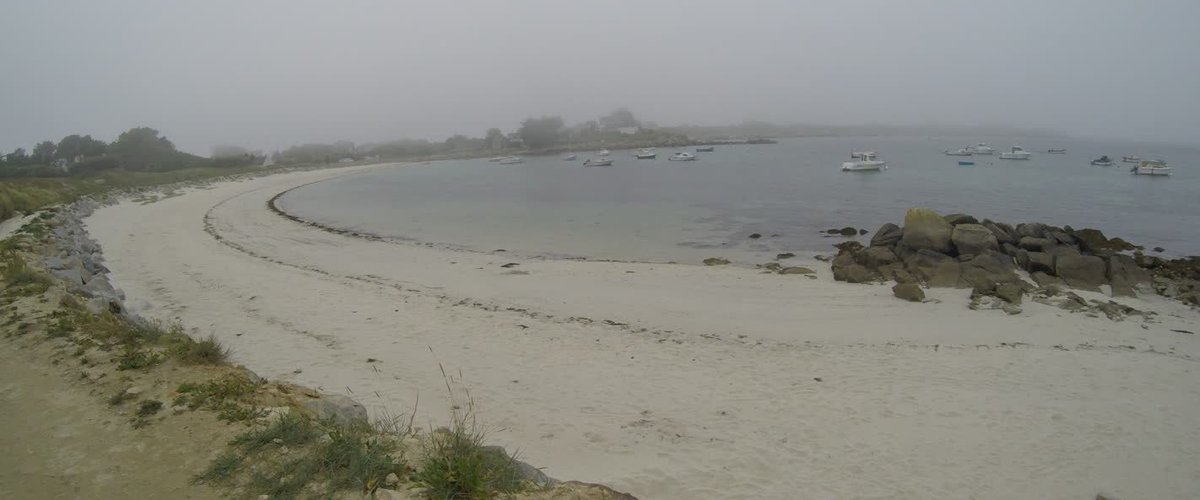1 des plages autour de Guisseny. Poursuivez votre route vers les dunes de keremma,  une vue panoramique, l'immensité des dunes, une impression de liberté. Faites attention aux marées cependant. Ecole de chars à voile à proximité. 