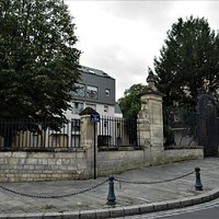 La grille, le portail et les piliers