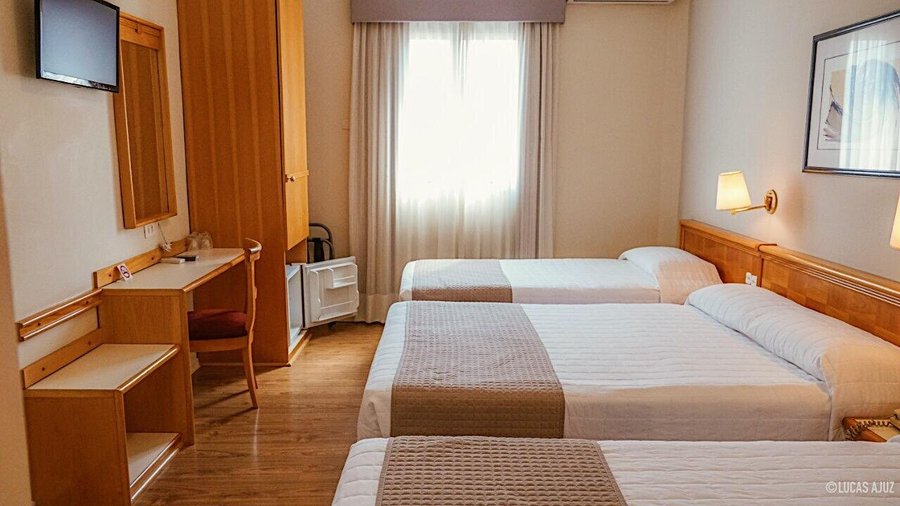 Quarto triplo: três camas de solteiro.
Quarto com frigobar, piso de madeira, ar condicionado, cofre, amenities e secador de cabelo.
