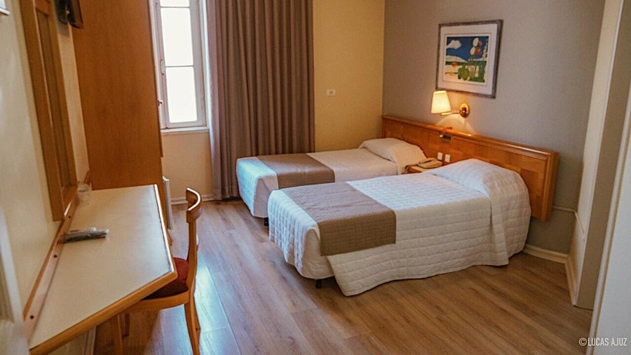 Quarto duplo: duas camas de solteiro.
Quarto com frigobar, piso de madeira, ar condicionado, cofre, amenities e secador de cabelo.
