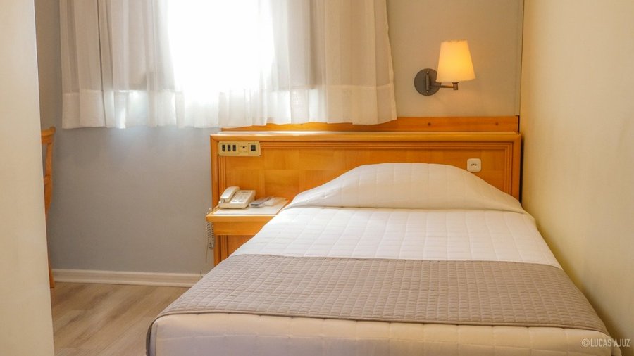 Quarto solteiro: uma cama de solteiro.
Quarto com frigobar, piso de madeira, ar condicionado, cofre, amenities e secador de cabelo.