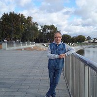 набережная возле монумента.