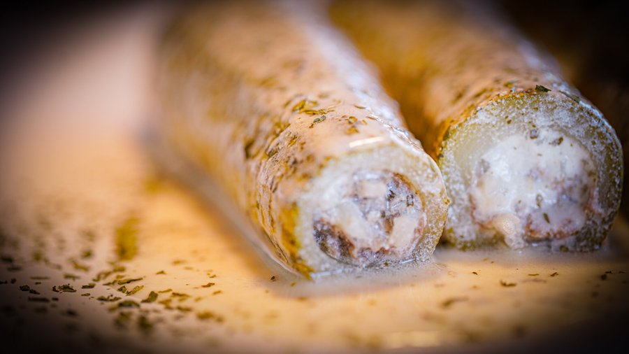 Koussa b´Laban. Abobrinha recheada com arroz e carne cozida na coalhada temperada com hortelã e toque de alho. Uma delícia!