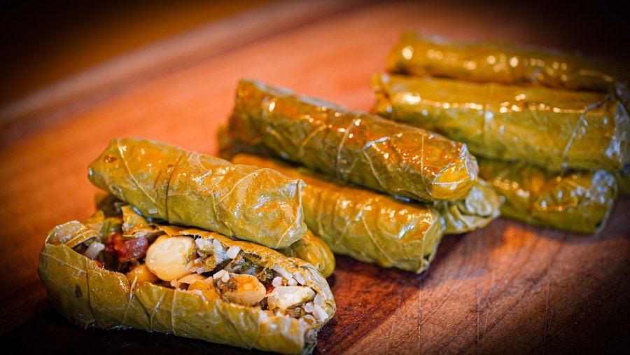 Charuto de Folha de Uva no Azeite. Deliciosos charutos de Folha de Uva recheados com vegetais. Mais um tradicional prato para servir de entrada e consumir frio.