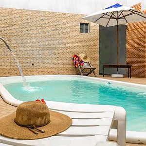 piscina fica localizada no térreo área externa, próximo  área do café. 