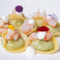 Tortelli ripieni di pesto con gamberi e prescinseua