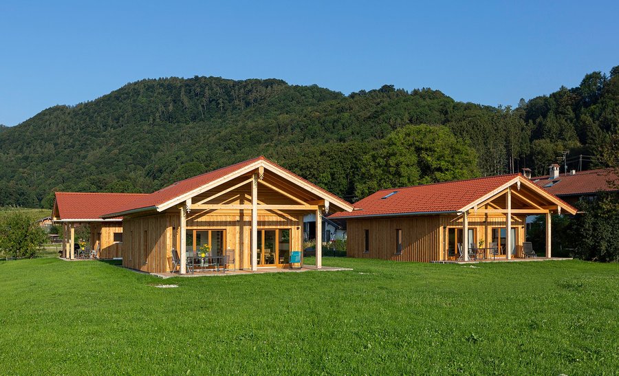 Unsere 3 neuen Chalets , individuelles Wohnen für 2-4 Personen 
2 Schlafzimmer, großer Wohnraum mit Küche, Galerie

