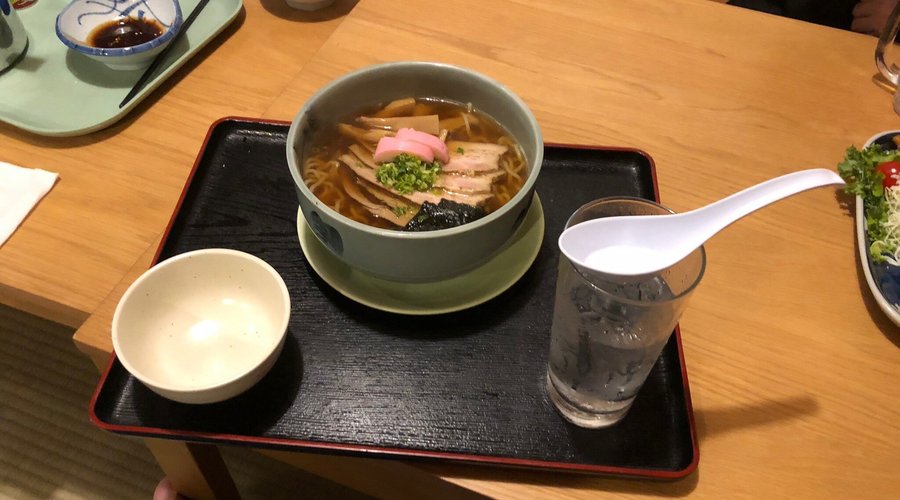 〒389-2254  長野県飯山市南町10-5   『海鮮居酒屋一升』  中華そば ¥750-     ☆☆☆☆  月に2度はお邪魔してます。 再訪どころかもしかしたら常連です。 割烹居酒屋にもかかわらず魚介の出汁に頼らず独自のスープにこだわる中華そば。 中太縮れ麺、シナチク、焼豚、カマボコ、トッピングは全て出来合い商品だけどスープ美味しいよ。 delicious‼️ 飯山えびす講の幻の中華そば、ここに復活です。 品数豊富な居酒屋です。 地元仲卸の魚辰の魚が抜群です。 どうですか？ 飯山に来たら是非訪問して下さい。              #blues #飯山市 #海鮮居酒屋一升 #中華そば #麺活 #老犬の恋 #君と見たい空 #お前とは遊ばない #腰抜けチャリンコ野郎 #悪男 #金玉会 #小梅