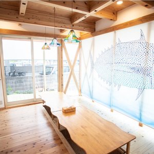 ゲストハウスのリビングです。かつおのスクリーンは手書きで3日がかり！スイミーをモチーフに一匹いっぴき頑張って描いています！