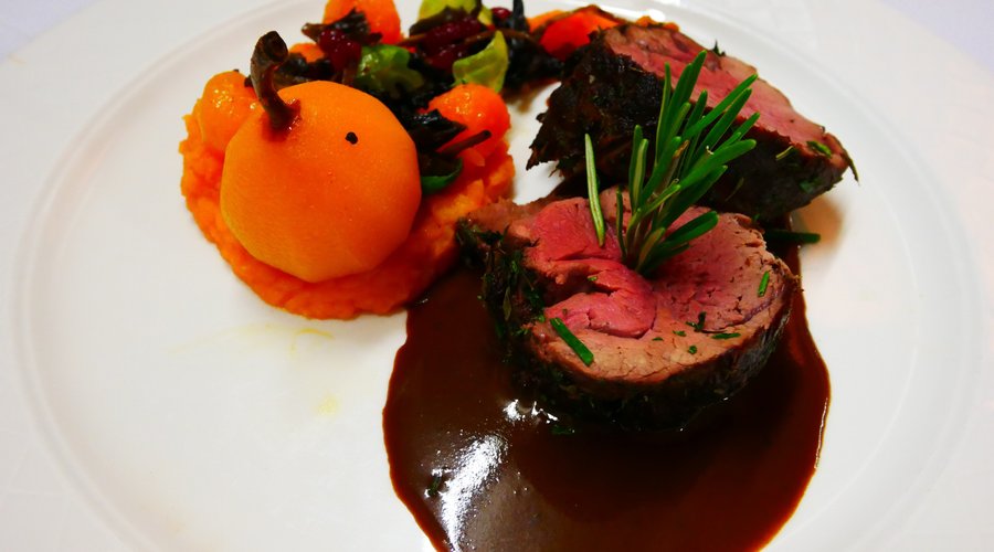 Gigue et épaule de chamois marinés en cuisson basse température
jus de gibier parfumé à l’hysope
Purée de patate douce et topinambour
Perles de courge, chanterelles d’automne et cornes d’abondance
