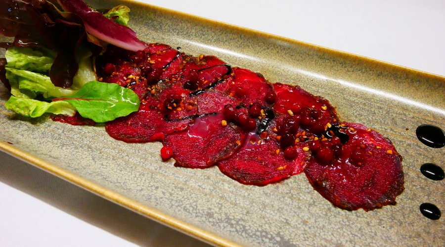 Carpaccio de chamois aux noisettes torréfiées
airelles au vinaigre de Xérès
