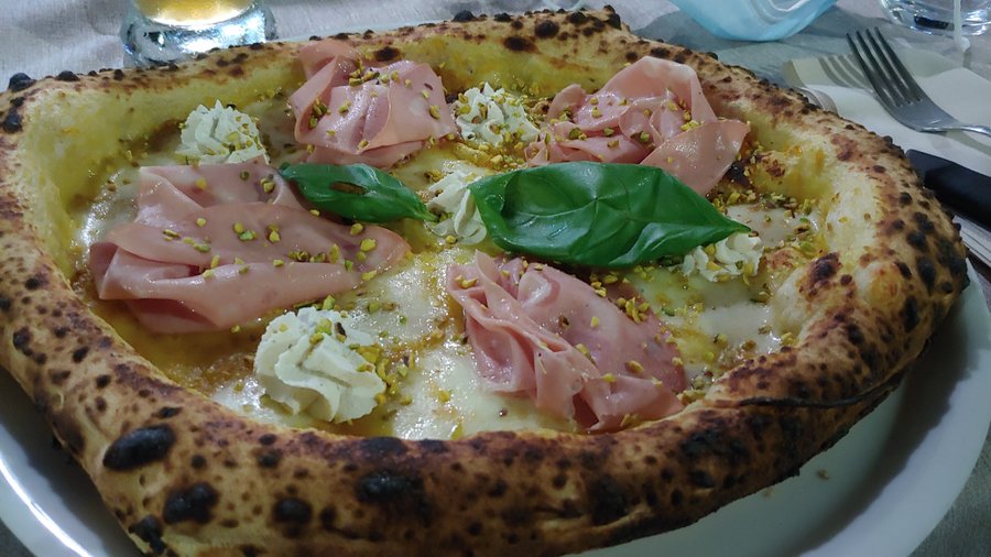 I pistacchi non pervenuti, non si sentivano, avevano poco sapore e quindi risultavano abbastanza inutili, se non per la consistenza croccante. Prezzo 9.50€ Voto 8