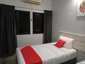 OYO 89846 Lotus Inn Hotel in Melaka, image may contain: Furniture, Bed