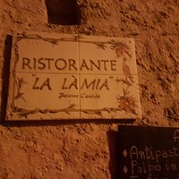 La targa all'ingresso