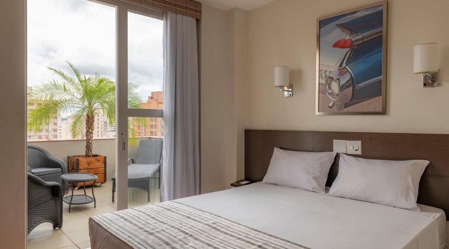 Amplo apartamento com 2 ambientes, sendo quarto com cama de casal e ante-sala.