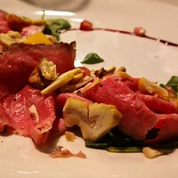 Antipasto freddo Roast-beef con noci, castange, rucola, piacentino ennese e riduzione di cerasuolo