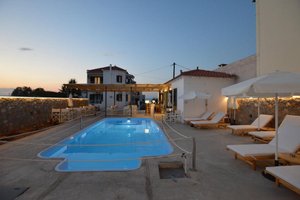 Πισίνα και παραλία
