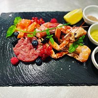 Cruditè di mare - Gamberi rossi, scampi, salmone marinato e tartare di tonno