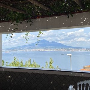 La vista sul Golfo di Napoli dal nostro "Giardino Il Glicine"