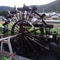 播但線の新野駅の目の前の農地に流れる小川に設置されていて、 元禄6年(1693年)以前から存在していたといわれています。