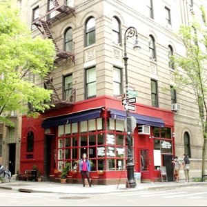 Real-Life 'Friends' Building in NYC Draws Crowds, Annoying Restaurant Owner